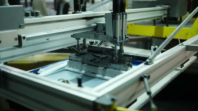 Serigrafi baskı karuselinde tişört baskısı